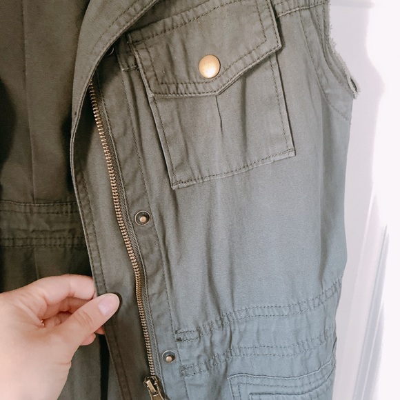 Vest - Picture 3 of 3